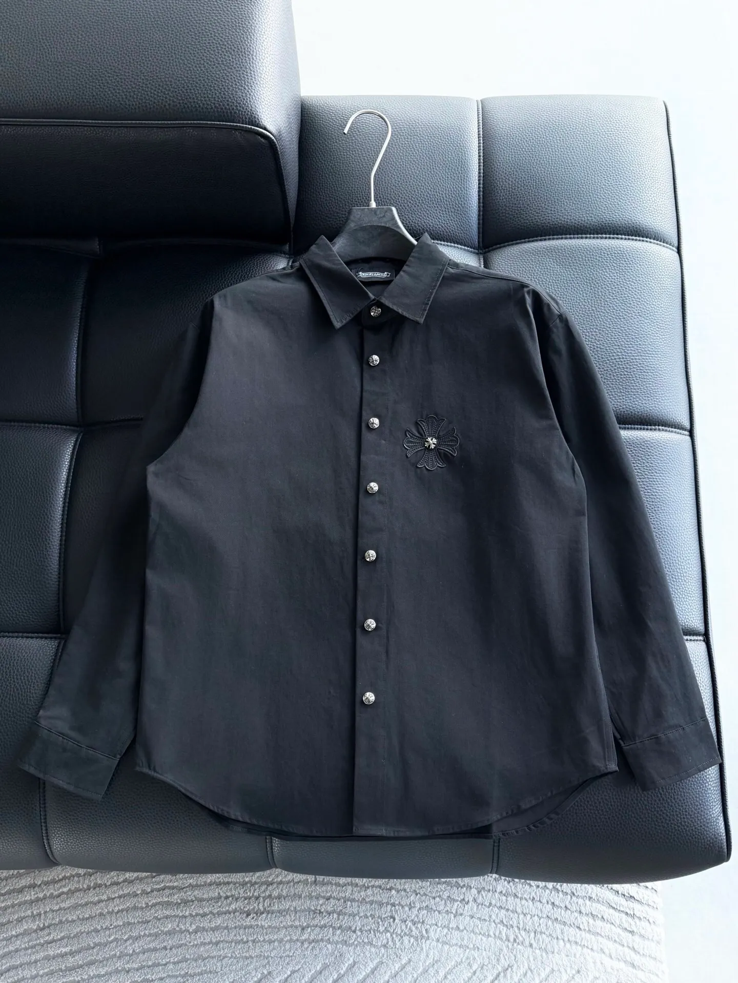P500 Chrome Hearts leather cross leather embroidery shirt jacket! OS version can be worn by both men and women! The fabric is made of twill gauze cotton fabric! The texture is clear and smooth, not easy to wrinkle or fade! The embroidery process is complex and repetitive, and the requirements for the embroidery machine are very strict. The distance is always 45 centimeters! It won’t work if the spacing is too big, and it won’t work if it’s too small! The hardware is all carved and cast. This piece of clothing consumes a lot of material. More than 3 meters of material is used for one piece of clothing! After the garment is made, it needs to be fixed at high temperature, washed at a water temperature of more than 70 degrees, and softened by adding softener to make the upper body softer and smoother!   Color: black white Size: m-3xl Style number: 5878